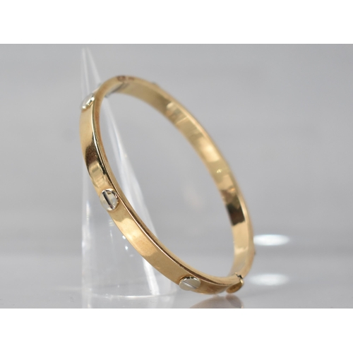 78 - A 9ct Gold Hinged Bracelet having White Metal Raised Stylised Screw Head Embellishments in the Round... 