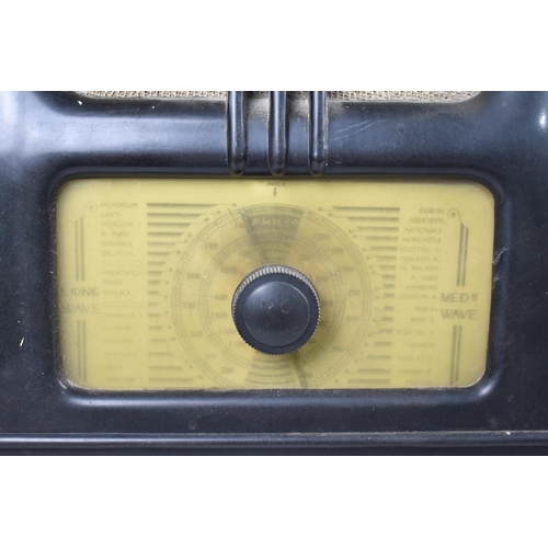 79 - A Vintage Philco 444 Bakelite Cased Art Deco Two Band Valve Radio, 40cms High