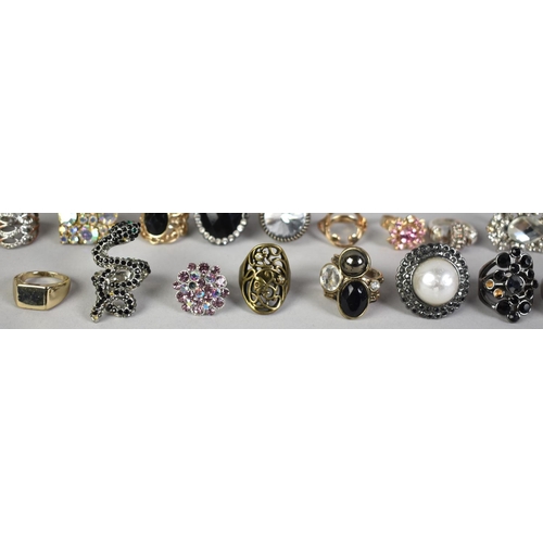 426 - A Collection of Various Costume Jewellery Rings