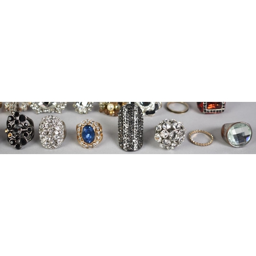 426 - A Collection of Various Costume Jewellery Rings