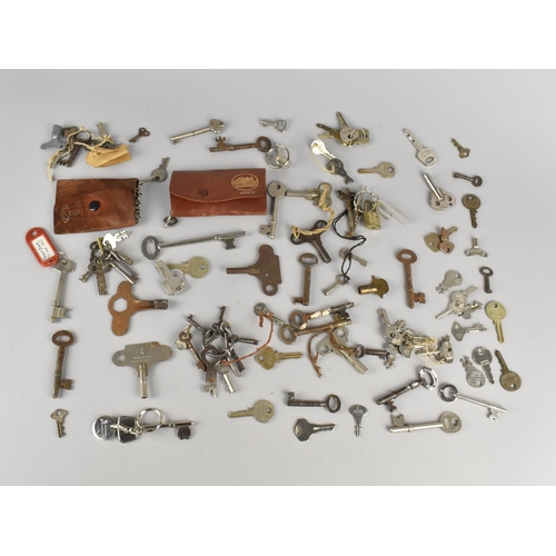 212 - A Collection of Various Vintage and Later Keys