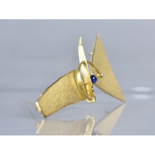 251 - A Large 18ct Gold , Sapphire and Diamond Brooch/Pendant in the Modernist Taste, Oval Cabochon Sapphi... 