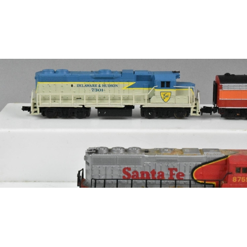 352 - A Collection of Nine N Gauge Unboxed Locomotives and One Tender, Santa Fe, Delaware and Hudson Etc