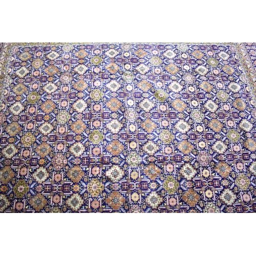 419 - A Fine Persian Hand Made Tabriz Carpet, 379x293cms