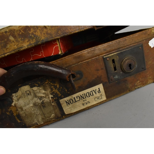 514 - A Vintage Leather Travelling Case with G.W.R Paper Labels to Include Paddington Containing Various V... 