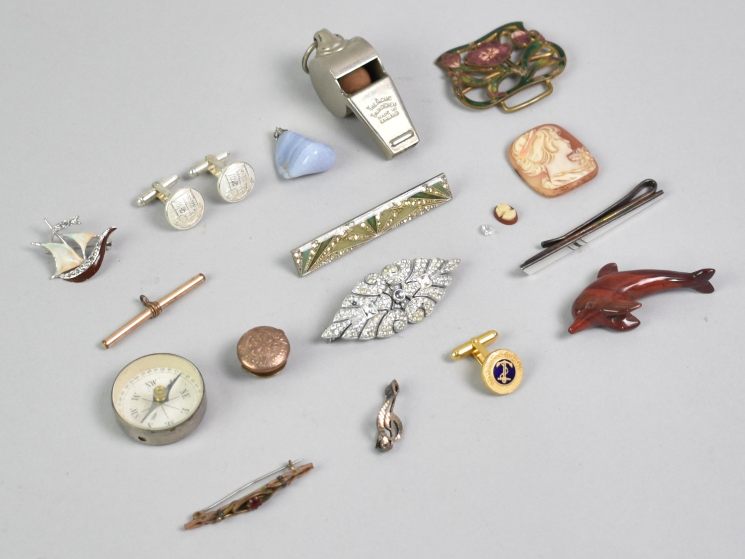 A Collection of Various Vintage and Later Jewellery to include Shell ...