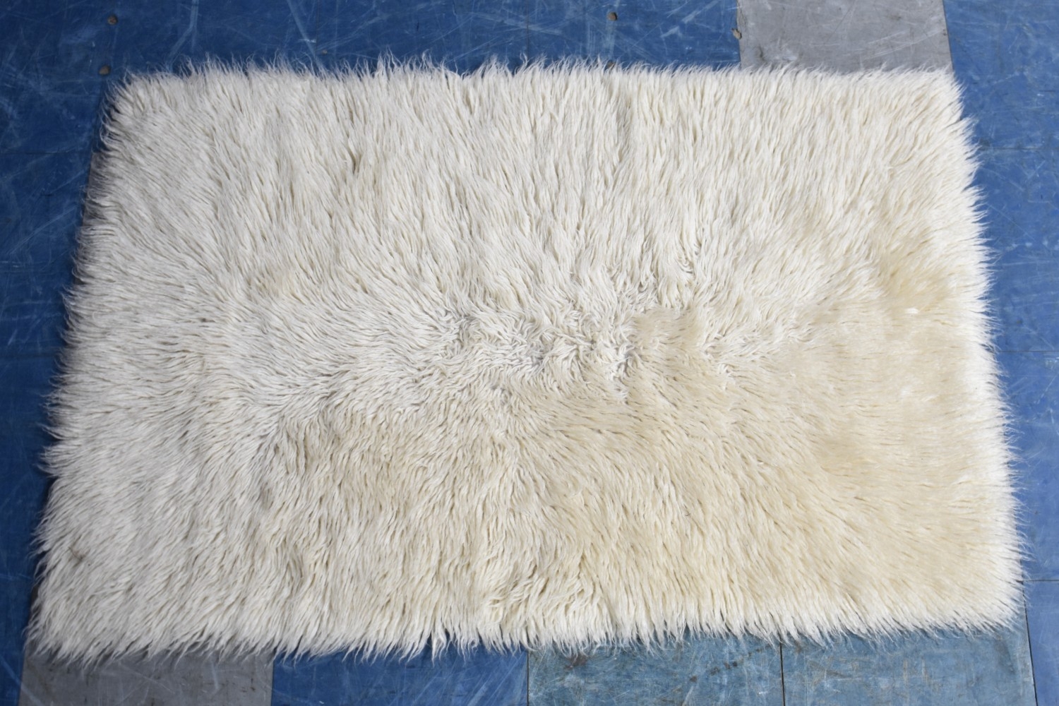 A Modern Rectangular Faux Sheepskin Rug, 115x78cms