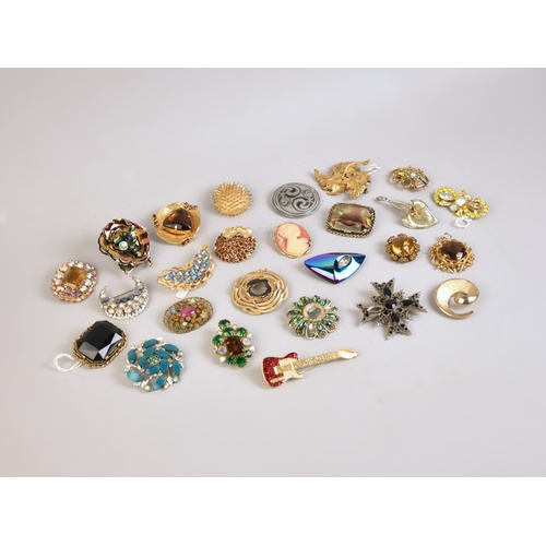 460 - A Collection of Various Vintage Brooches etc