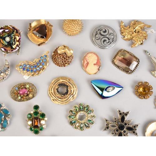 460 - A Collection of Various Vintage Brooches etc