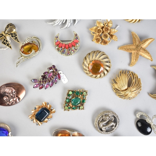 A Collection of Various Vintage Brooches etc