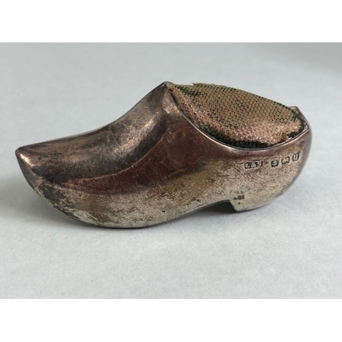 14 - Silver English, silver pin cushion in the highly unusual shape of a clog, Birmingham hallmark for 19... 