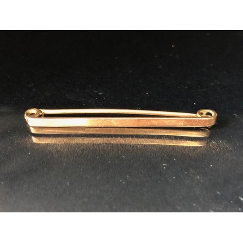 18 - 9ct Gold Bar brooch hallmarked for maker M&C approx 5cm in length and 2.2g