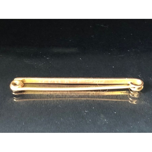 18 - 9ct Gold Bar brooch hallmarked for maker M&C approx 5cm in length and 2.2g