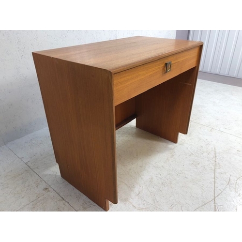 270 - G Plan, 20th century G Plan side table with pull-out drawer 76 x 46 x 71 cm.