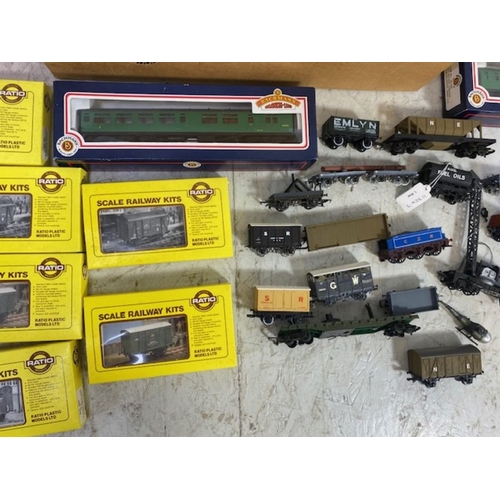 340 - Model railway interest, a quantity of model railway items to include  Boxed Hornby 00 boxed coaches,... 