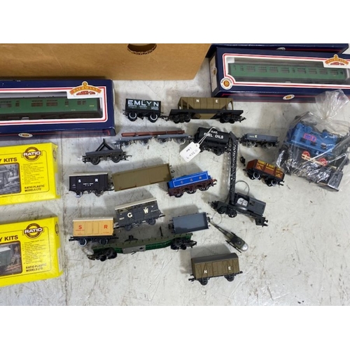 340 - Model railway interest, a quantity of model railway items to include  Boxed Hornby 00 boxed coaches,... 