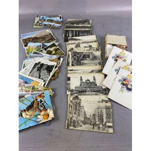 342 - Post cards, a quantity of early 20th century European post cards latter holiday postcards and a bund... 