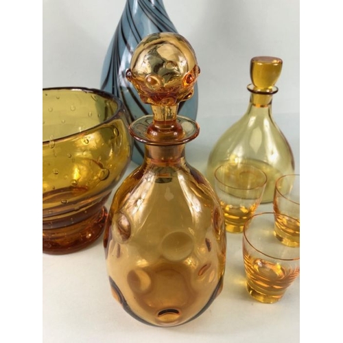 395 - Vintage glass, a collection of vintage Amber glass to include decanter with glasses, vase, bowl, and... 