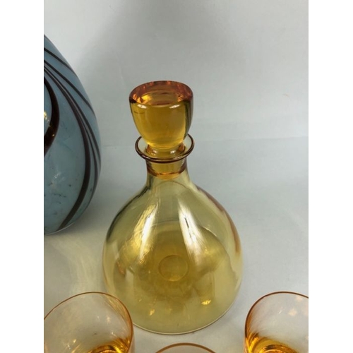 395 - Vintage glass, a collection of vintage Amber glass to include decanter with glasses, vase, bowl, and... 