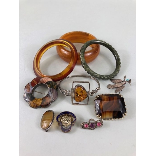 50 - Collection of Costume jewellery to include brooches and polished Scottish stone jewellery (10)