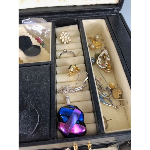 71 - Costume jewellery, a quantity of vintage costume jewellery in a leatherette jewellery case to includ... 