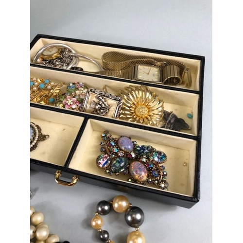 71 - Costume jewellery, a quantity of vintage costume jewellery in a leatherette jewellery case to includ... 