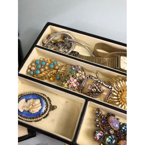 71 - Costume jewellery, a quantity of vintage costume jewellery in a leatherette jewellery case to includ... 