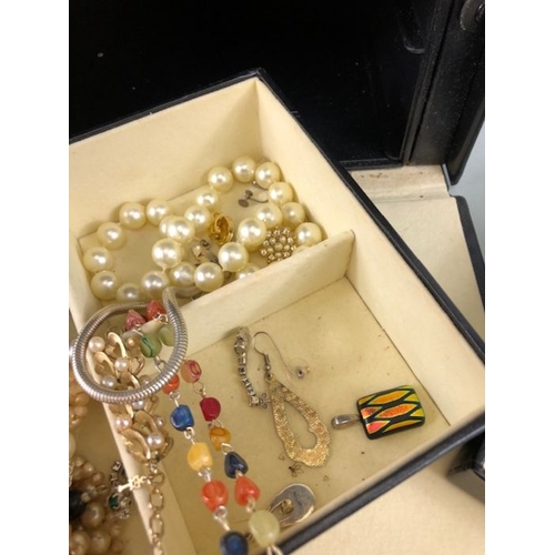 71 - Costume jewellery, a quantity of vintage costume jewellery in a leatherette jewellery case to includ... 