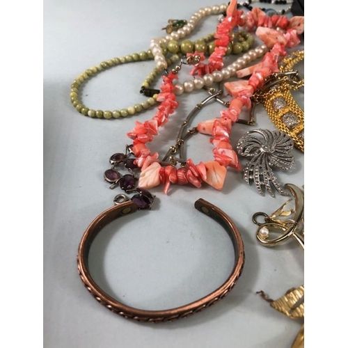 78 - Costume Jewellery, a Quantity of vintage costume jewellery to include strings bead s, broaches earri... 