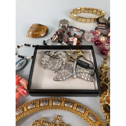 78 - Costume Jewellery, a Quantity of vintage costume jewellery to include strings bead s, broaches earri... 