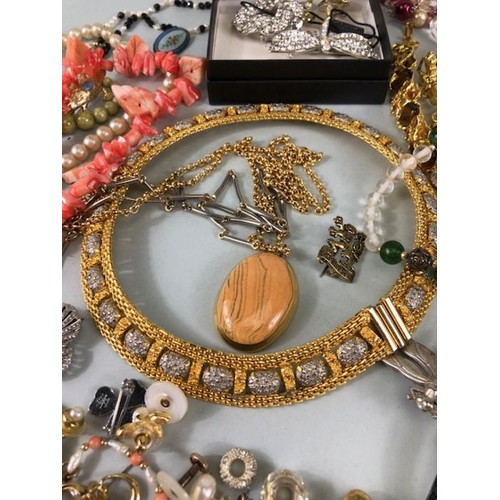 78 - Costume Jewellery, a Quantity of vintage costume jewellery to include strings bead s, broaches earri... 