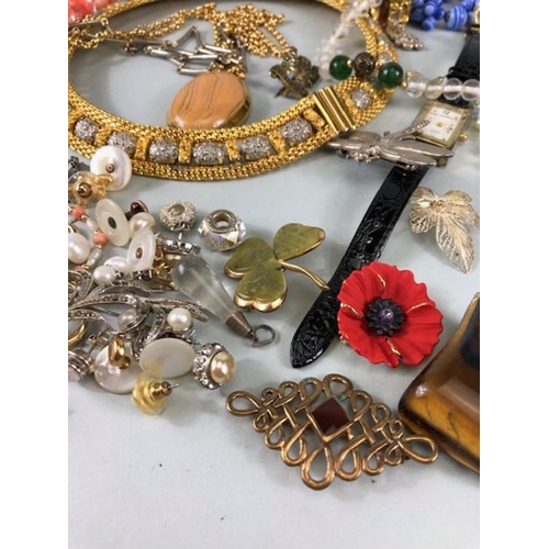 78 - Costume Jewellery, a Quantity of vintage costume jewellery to include strings bead s, broaches earri... 