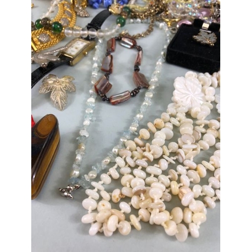 78 - Costume Jewellery, a Quantity of vintage costume jewellery to include strings bead s, broaches earri... 