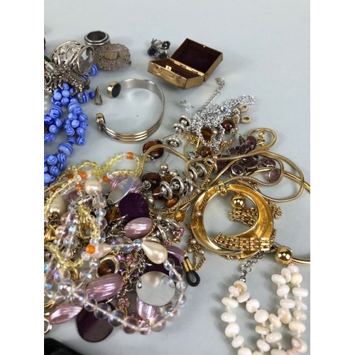 78 - Costume Jewellery, a Quantity of vintage costume jewellery to include strings bead s, broaches earri... 