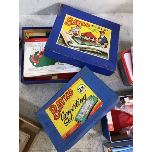 82 - Vintage Toy Interest, a large quantity of Bayko building blocks  to include sets in their original b... 