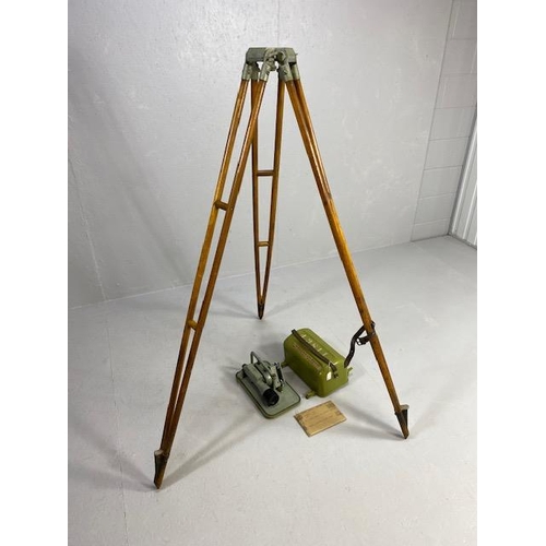 117 - Scientific instruments, Surveyors level in case and tripod stand Cooke s440, Vickers Instruments Eng... 