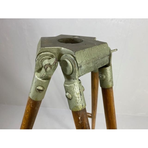 117 - Scientific instruments, Surveyors level in case and tripod stand Cooke s440, Vickers Instruments Eng... 