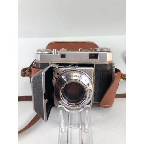 140 - Vintage Cameras, collection of early 20th century cameras to include, Brownie No 2 bellows Autograph... 