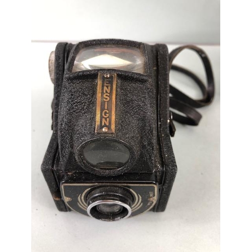 140 - Vintage Cameras, collection of early 20th century cameras to include, Brownie No 2 bellows Autograph... 