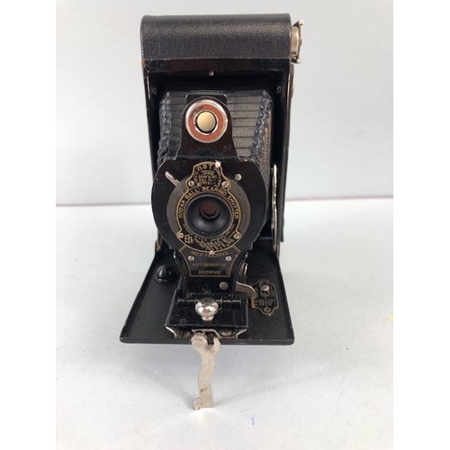 140 - Vintage Cameras, collection of early 20th century cameras to include, Brownie No 2 bellows Autograph... 