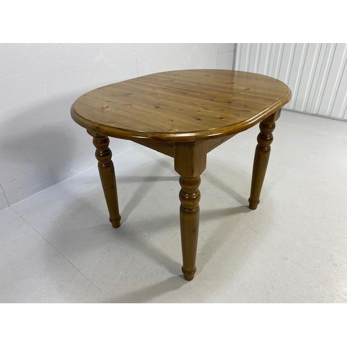 217 - Pine furniture, modern oval extending table on turned legs, approximately 79 x 41 x 76 cm (approx 10... 