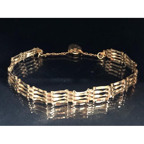 23 - 9ct Gold four bar gate Bracelet with heart shaped fastener and safety chain (approx 5g)