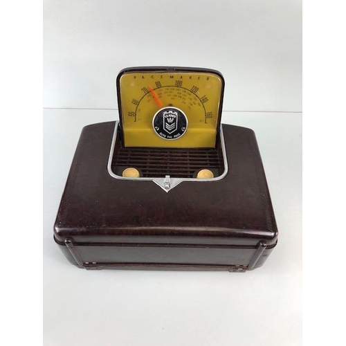 230 - Vintage  mid 20th century portable radio with Bakelite case, The leader Pace maker, fold out center ... 