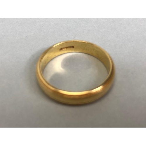 26A - !8ct yellow gold wedding band with knurled edges approximately 3.93g size L1/2