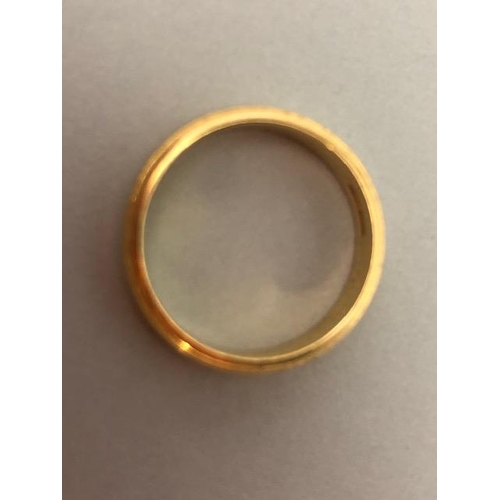 26A - !8ct yellow gold wedding band with knurled edges approximately 3.93g size L1/2