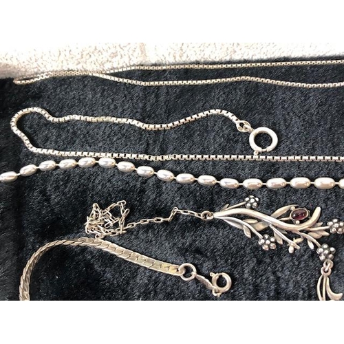 47a - Good collection of silver and silver coloured necklaces and contemporary jewellery (9)