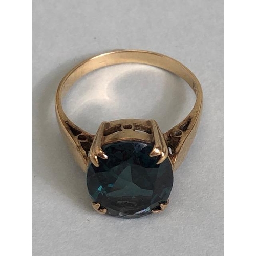 60a - 9ct Gold ring set with a synthetic translucent Green gemstone in a four claw setting, size approx 'L... 