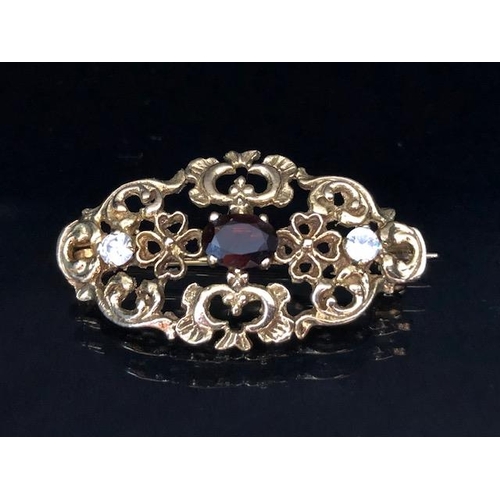 62a - 9ct Gold pierced brooch set with gemstones of a Victorian style approx 35mm x 20mm & 4.4g