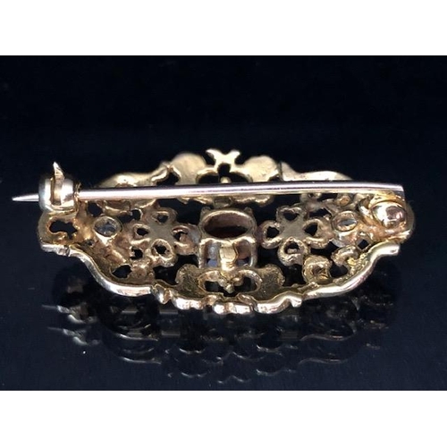 62a - 9ct Gold pierced brooch set with gemstones of a Victorian style approx 35mm x 20mm & 4.4g