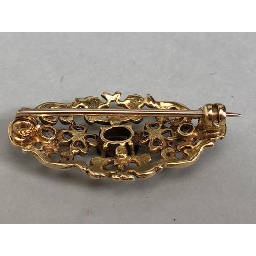 62a - 9ct Gold pierced brooch set with gemstones of a Victorian style approx 35mm x 20mm & 4.4g